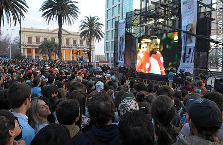 Trasmisión del partido Uruguay - Ghana por pantalla gigante en la Plaza Independencia de Montevideo. -  - URUGUAY. Foto No. 37779