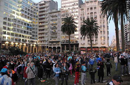 Uruguay - Ghana match wide screen transmission at Plaza Independencia to pass to semi finals -  - URUGUAY. Photo #37776