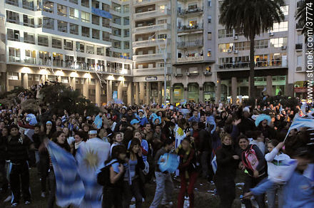 Uruguay - Ghana match wide screen transmission at Plaza Independencia to pass to semi finals -  - URUGUAY. Photo #37774