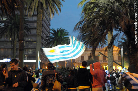 Trasmisión del partido Uruguay - Ghana por pantalla gigante en la Plaza Independencia de Montevideo. -  - URUGUAY. Foto No. 37772