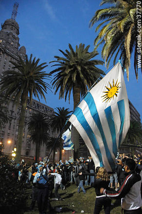 Trasmisión del partido Uruguay - Ghana por pantalla gigante en la Plaza Independencia de Montevideo. -  - URUGUAY. Foto No. 37770