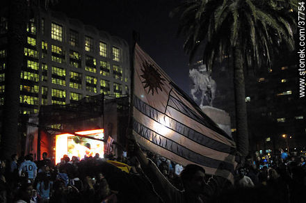 Flamear de Banderas uruguayas. Uruguay a semifinales del mundial de fútbol de Sudáfrica. 2 de julio de 2010. Festejos. -  - URUGUAY. Foto No. 37754