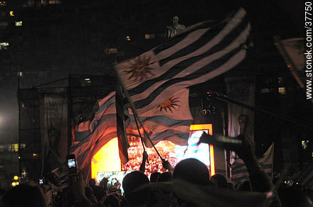 Banderas uruguayas en la Plaza Independencia. Uruguay a semifinales del mundial de fútbol de Sudáfrica. 2 de julio de 2010. Festejos. -  - URUGUAY. Foto No. 37750