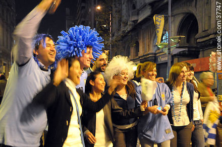 Uruguay a semifinales del mundial de fútbol de Sudáfrica. 2 de julio de 2010. Festejos. -  - URUGUAY. Foto No. 37747