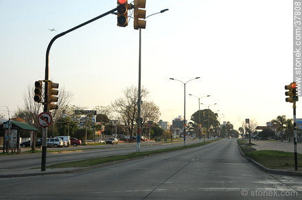 Avenida Italia desierta como nunca durante el partido Uruguay Holanda (2-3) el 6 de julio de 2010. Aeropuerto Internacional de Carrasco -  - URUGUAY. Foto No. 37808