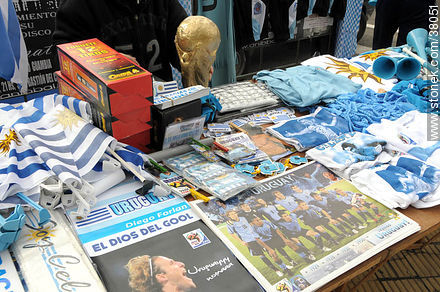 Recibimiento de la Selección Uruguaya de Fútbol en la rambla de Pocitos de Montevideo el 13 de Julio de 2010.  Souvenirs celestes. -  - URUGUAY. Foto No. 38051