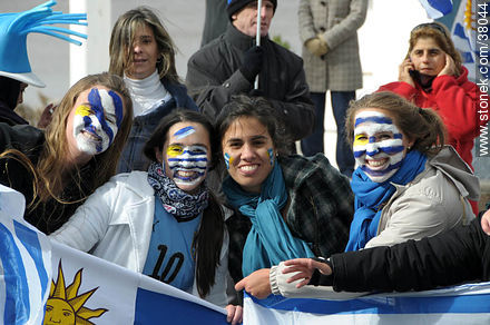 Recibimiento de la Selección Uruguaya de Fútbol en la rambla de Pocitos de Montevideo el 13 de Julio de 2010.  Fanáticas carapintadas. -  - URUGUAY. Foto No. 38044
