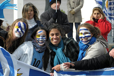Recibimiento de la Selección Uruguaya de Fútbol en la rambla de Pocitos de Montevideo el 13 de Julio de 2010.  Fanáticas carapintadas. -  - URUGUAY. Foto No. 38043