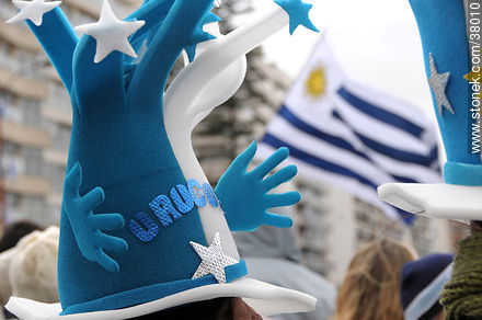 Recibimiento de la Selección Uruguaya de Fútbol en la rambla de Pocitos de Montevideo el 13 de Julio de 2010.  Sombreros creativos. -  - URUGUAY. Foto No. 38010