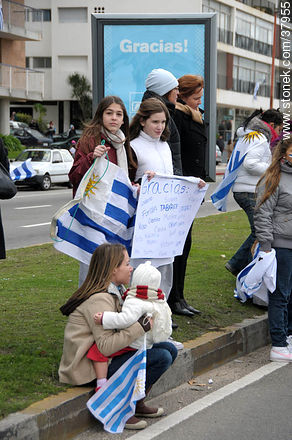 Recibimiento de la Selección Uruguaya de Fútbol en la rambla de Pocitos de Montevideo el 13 de Julio de 2010.  Mujeres a la espera. -  - URUGUAY. Foto No. 37955
