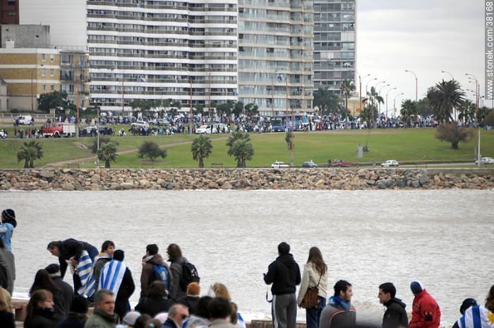 Recibimiento de la Selección Uruguaya de Fútbol en la rambla de Pocitos de Montevideo el 13 de Julio de 2010.  Se acerca la caravana. -  - URUGUAY. Foto No. 38168
