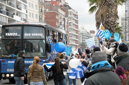 Recibimiento de la Selección Uruguaya de Fútbol en la rambla de Pocitos de Montevideo el 13 de Julio de 2010.  -  - URUGUAY. Foto No. 38150