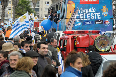 Recibimiento de la Selección Uruguaya de Fútbol en la rambla de Pocitos de Montevideo el 13 de Julio de 2010. -  - URUGUAY. Foto No. 38129