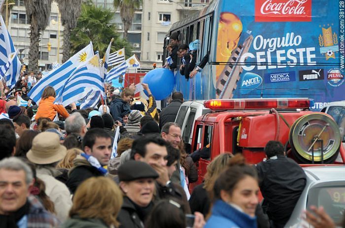 Recibimiento de la Selección Uruguaya de Fútbol en la rambla de Pocitos de Montevideo el 13 de Julio de 2010. -  - URUGUAY. Foto No. 38128