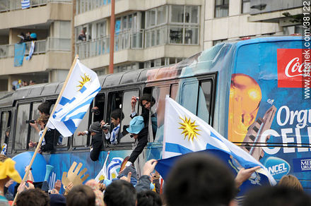 Recibimiento de la Selección Uruguaya de Fútbol en la rambla de Pocitos de Montevideo el 13 de Julio de 2010.  Algarabía. -  - URUGUAY. Foto No. 38122