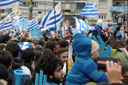 Recibimiento de la Selección Uruguaya de Fútbol en la rambla de Pocitos de Montevideo el 13 de Julio de 2010.  Algarabía. -  - URUGUAY. Foto No. 38098