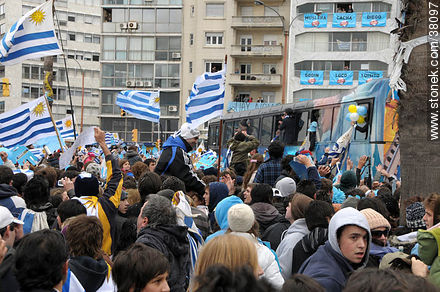 Recibimiento de la Selección Uruguaya de Fútbol en la rambla de Pocitos de Montevideo el 13 de Julio de 2010. -  - URUGUAY. Foto No. 38097