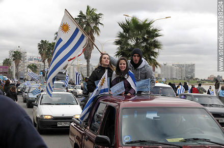 Recibimiento de la Selección Uruguaya de Fútbol en la rambla de Pocitos de Montevideo el 13 de Julio de 2010. -  - URUGUAY. Foto No. 38224
