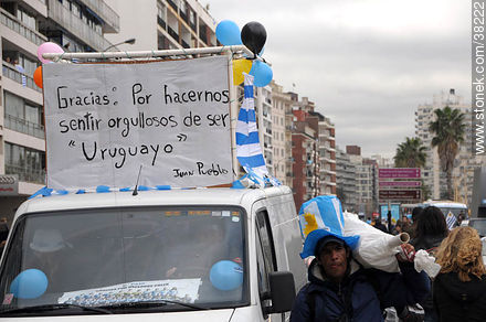 Recibimiento de la Selección Uruguaya de Fútbol en la rambla de Pocitos de Montevideo el 13 de Julio de 2010. -  - URUGUAY. Foto No. 38222