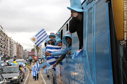 Recibimiento de la Selección Uruguaya de Fútbol en la rambla de Pocitos de Montevideo el 13 de Julio de 2010. -  - URUGUAY. Foto No. 38213