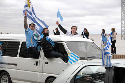 Recibimiento de la Selección Uruguaya de Fútbol en la rambla de Pocitos de Montevideo el 13 de Julio de 2010. -  - URUGUAY. Foto No. 38205