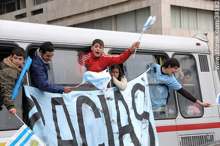 Recibimiento de la Selección Uruguaya de Fútbol en la rambla de Pocitos de Montevideo el 13 de Julio de 2010. -  - URUGUAY. Foto No. 38182