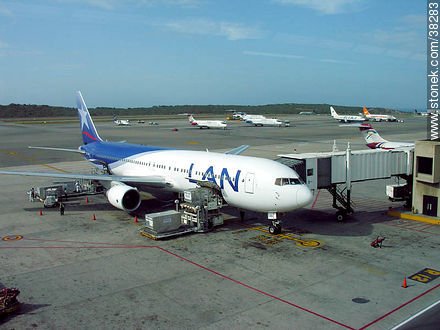 Avión de Lan en el Aeropuerto de Caracas - Venezuela - Otros AMÉRICA del SUR. Foto No. 38283