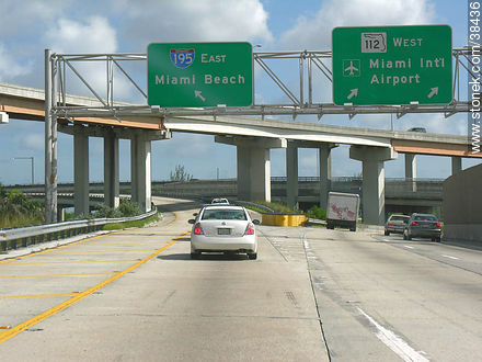 Desvío de la autopista 95 a la 195 a Miami Beach y a la 112 para el aeropuerto. - Estado de Florida - EE.UU.-CANADÁ. Foto No. 38436