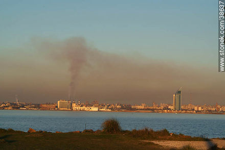 Polución de la Central Batlle - Departamento de Montevideo - URUGUAY. Foto No. 38637