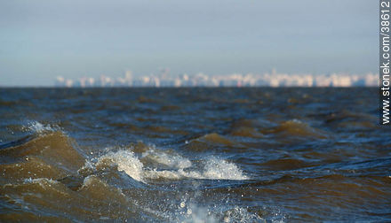 La costa lejana, mar adentro - Departamento de Montevideo - URUGUAY. Foto No. 38612
