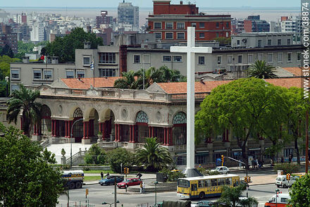 Hospital Italiano en Bulevar Artigas y Avenida Italia. La cruz del Papa - Departamento de Montevideo - URUGUAY. Foto No. 38874