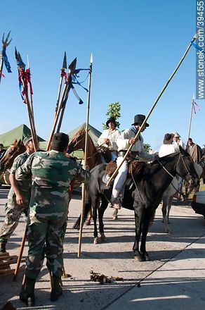 Soldier distributing lances - Tacuarembo - URUGUAY. Photo #39455