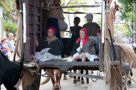 Carreta con ancianas mujeres - Departamento de Tacuarembó - URUGUAY. Foto No. 39403