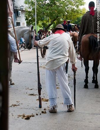 Anciano armado - Departamento de Tacuarembó - URUGUAY. Foto No. 39325