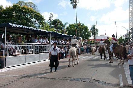 Estrado de autoridades en la calle 18 de Julio - Departamento de Tacuarembó - URUGUAY. Foto No. 39287