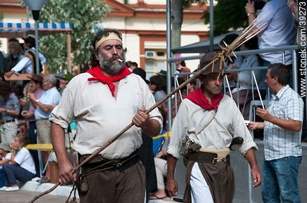Gauchos con lanzas, pistolas y boleadoras - Departamento de Tacuarembó - URUGUAY. Foto No. 39273