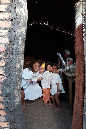 Grupo de niñas en una aparcería - Departamento de Tacuarembó - URUGUAY. Foto No. 39811