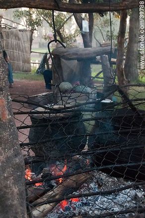Fire and pots - Tacuarembo - URUGUAY. Photo #39788