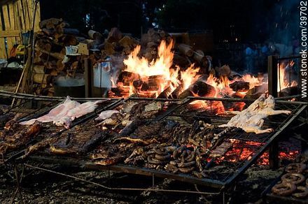 La carne en el asador - Departamento de Tacuarembó - URUGUAY. Foto No. 39702