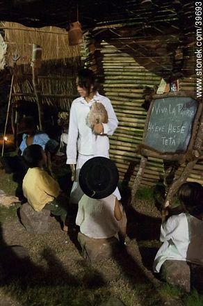 Una joven enseñando a los niños - Departamento de Tacuarembó - URUGUAY. Foto No. 39693
