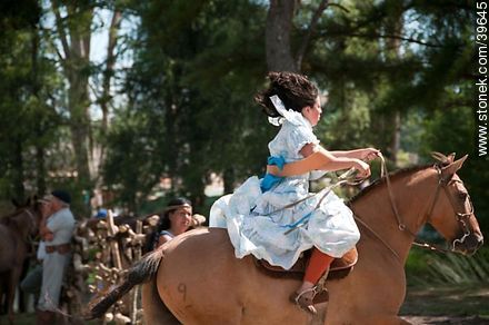 China a caballo - Departamento de Tacuarembó - URUGUAY. Foto No. 39645
