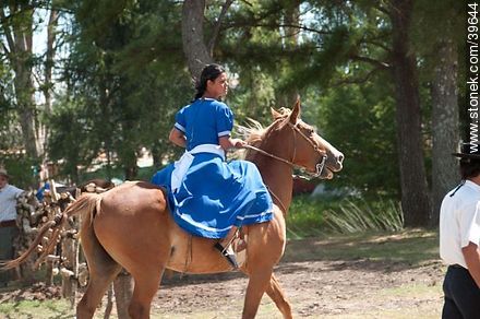 China a caballo - Departamento de Tacuarembó - URUGUAY. Foto No. 39644