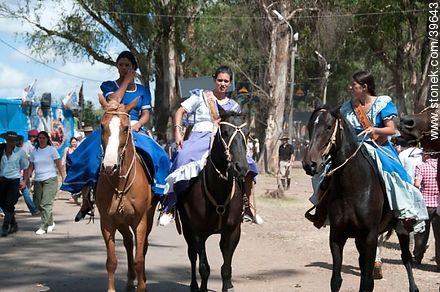 Jóvenes mujeres a caballo - Departamento de Tacuarembó - URUGUAY. Foto No. 39643