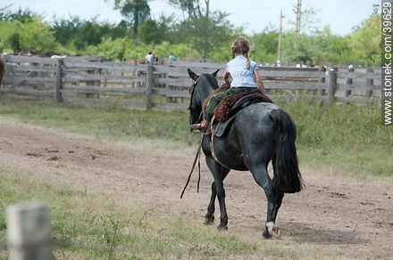 Pequeña niña a caballo - Departamento de Tacuarembó - URUGUAY. Foto No. 39629