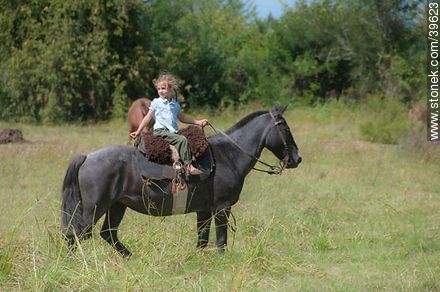 Smiling girl on horseback - Tacuarembo - URUGUAY. Photo #39623