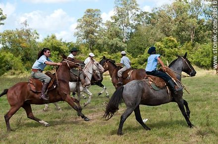 Jóvenes jinetes cabalgando en el campo - Departamento de Tacuarembó - URUGUAY. Foto No. 39616