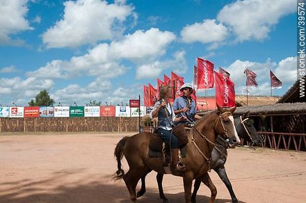 Joven pareja a caballo - Departamento de Tacuarembó - URUGUAY. Foto No. 39574