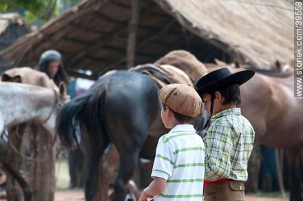 Niños entre caballos - Departamento de Tacuarembó - URUGUAY. Foto No. 39558