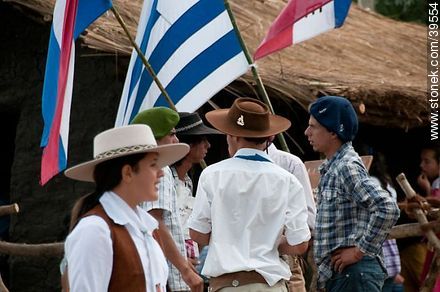Jóvenes comversando - Departamento de Tacuarembó - URUGUAY. Foto No. 39554