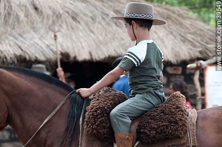 Child rider - Tacuarembo - URUGUAY. Photo #39549